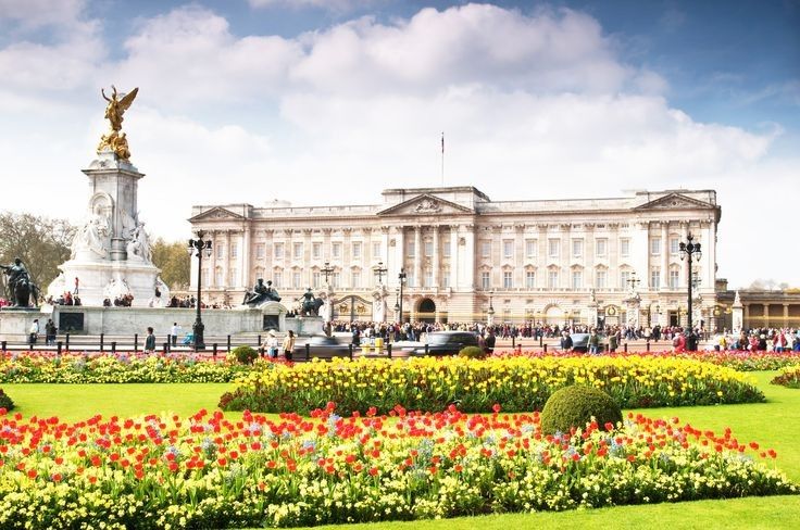 Th là cả bọn lên xe để về cung điện Buckingham nơi ở chính thức của hoàng gia Anh tại London muốn bit thêm cứ hỏi bác google nhé